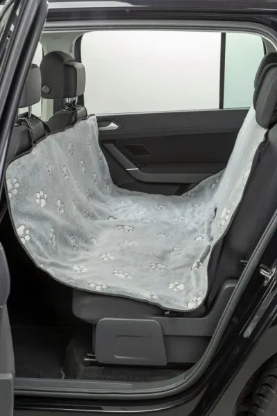 Graue Autoschondecke mit Pfotenmuster und Elastikgurten gegen Verrutschen